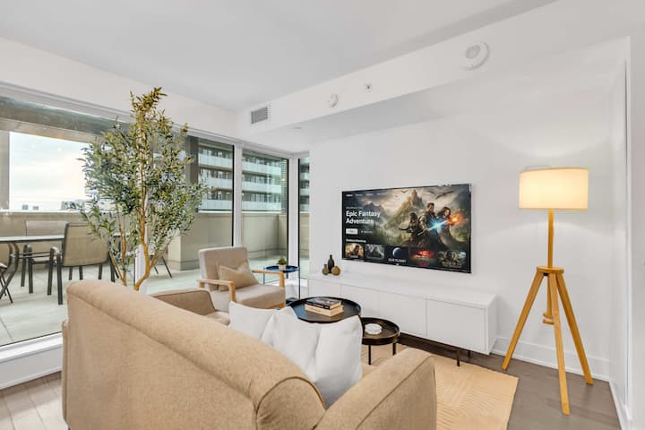 City Center Comfort: Private Balcony, Pool And Gym - Newmarket, ON, Canada