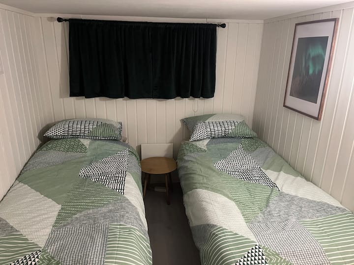 Ერთსაძინებლიანი ბინა ორი ერთადგილიანი საწოლით , გამათბობლით, პატარა მაგიდით და გარდერობით 