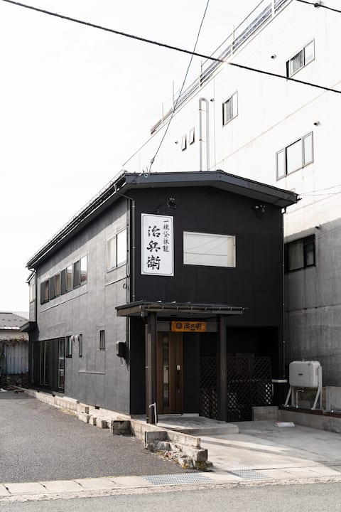 Up to 10 people, Central Street, Entire house rental, "JIHEI", Free parking for 2 cars, Spacious liv