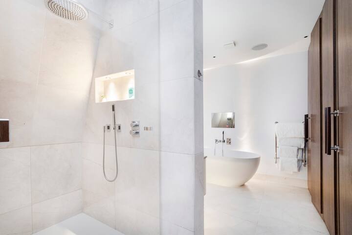 Gorgeous 3 bd House in Paddington – King Size bed gallery image 2