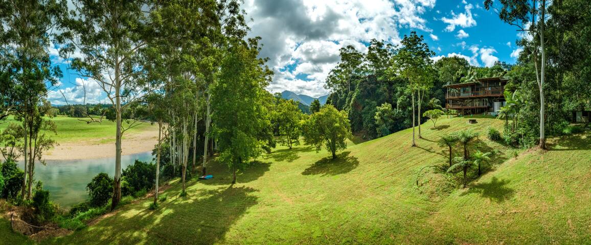 Stunning Retreat, River Frontage & Mountain Views gallery image 4