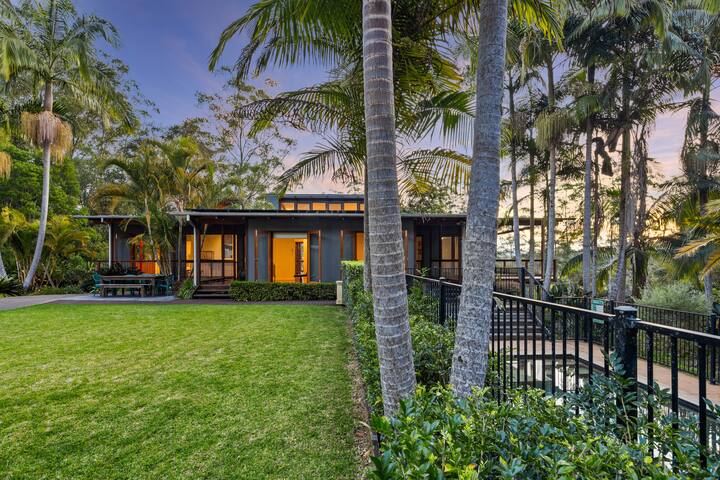 Stunning Retreat, River Frontage & Mountain Views