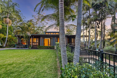 Stunning Retreat, River Frontage & Mountain Views