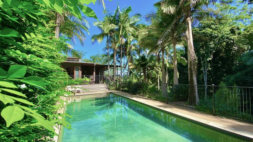 Stunning Retreat, River Frontage & Mountain Views