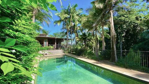 Stunning Retreat, River Frontage & Mountain Views