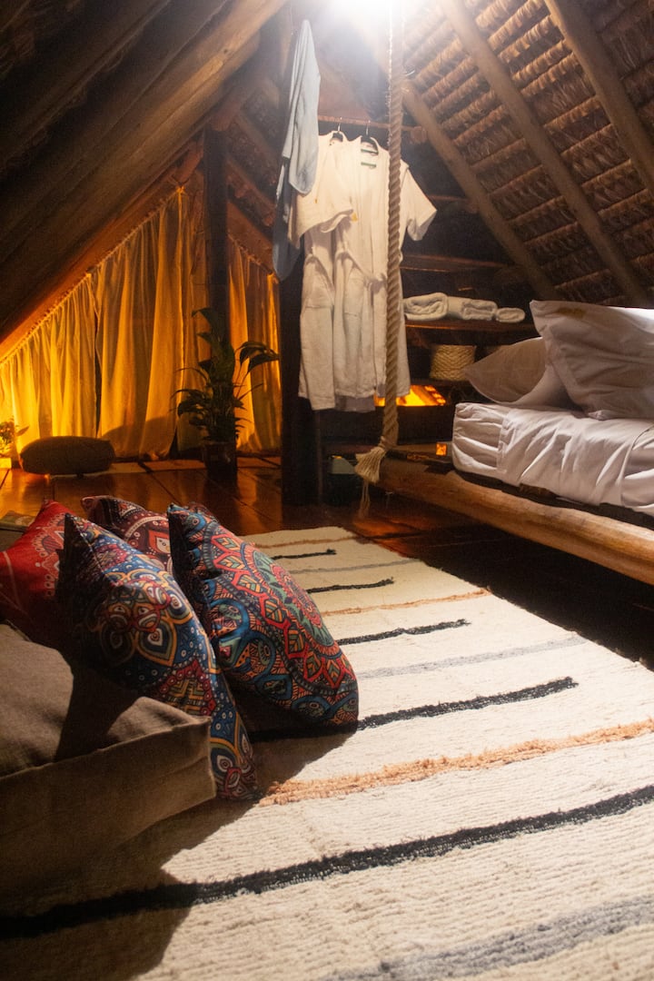 Queen size bed and bathrobes. Charming room with Split Air Conditioning for quiet nights. Rustic and romantic, your private paradise in Pirenópolis.