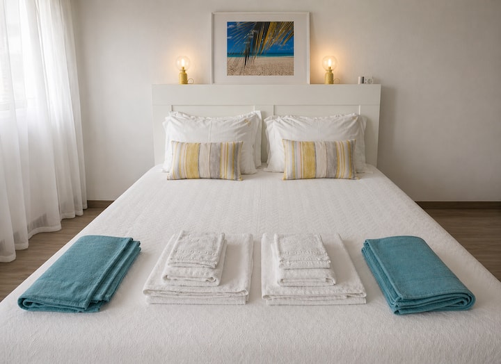 Quarto luminoso e elegante com cama confortável e ambiente acolhedor.
Decoração simples em tons neutros, ideal para relaxar.
Inclui roupa de cama e toalhas preparadas para uma estadia confortável.