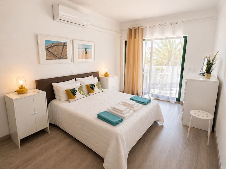 Quarto luminoso e confortável com acesso a varanda privada.
Ambiente tranquilo, ideal para descansar.