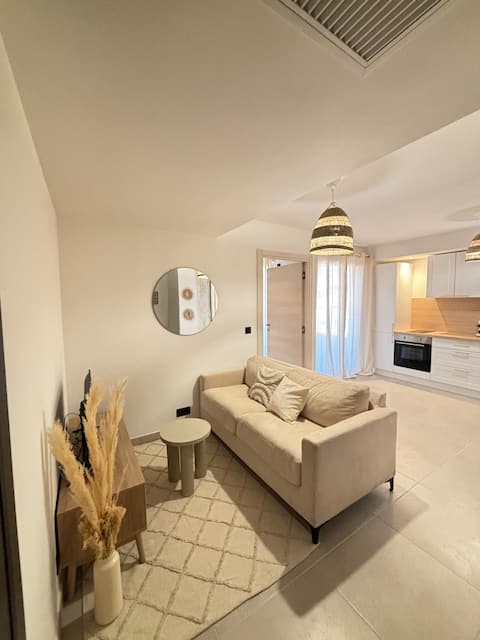 Popular Airbnb listing: New 1-bedroom apartment 100 m from the sea / Air conditioning / Sleeps 4 in Fréjus