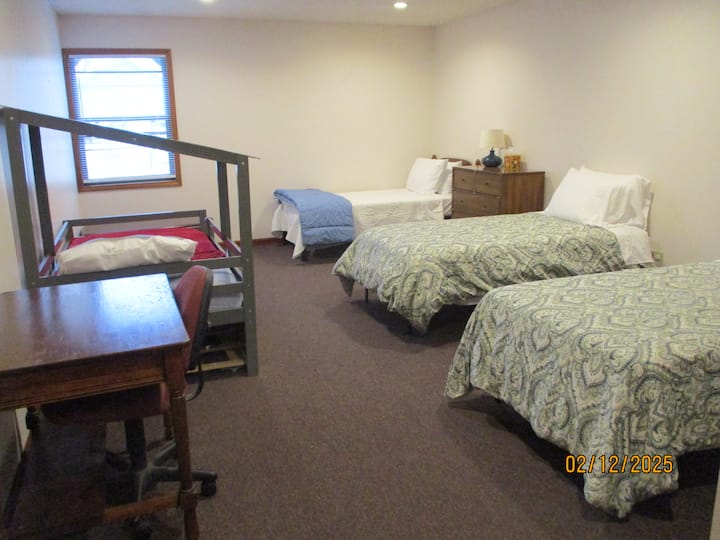 Chumba cha Ghorofa chenye vitanda vitatu vya mtu mmoja na kitanda cha kijana/mtoto mchanga