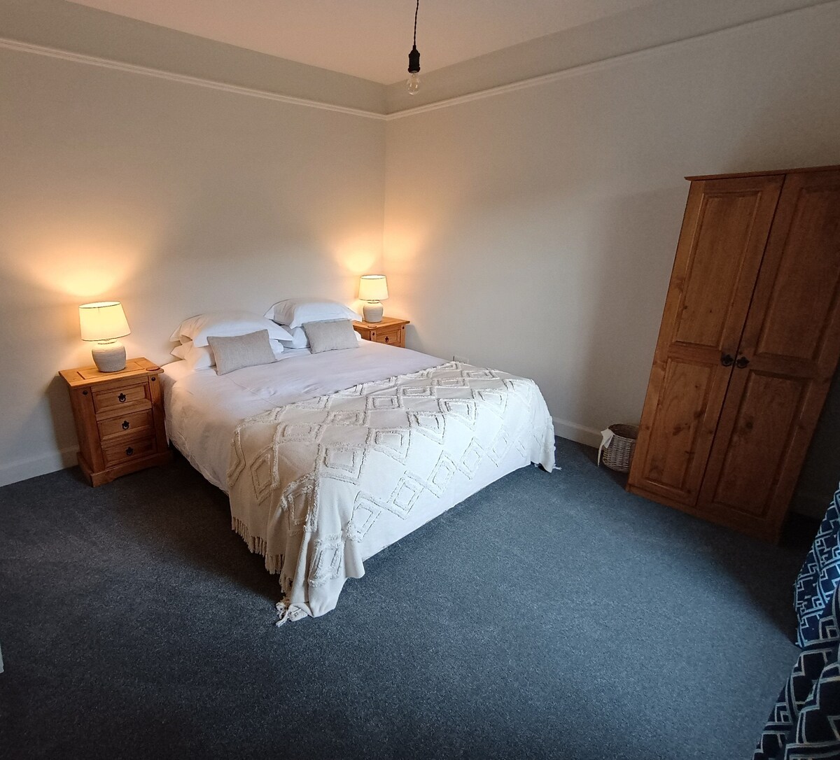 Კონფიგურირებულია, როგორც დიდი ზომის საწოლი