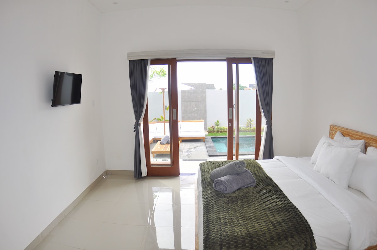 Një krevat luksoz me madhësi mbretërore në një dhomë të projektuar bukur, të pajisur me ajër të kondicionuar, një televizor me ekran të sheshtë dhe një banjë private ngjitur. Dhoma hapet drejtpërdrejt në pishinën e jashtme, duke ofruar një lidhje të përsosur me një përvojë të qetë oazi.