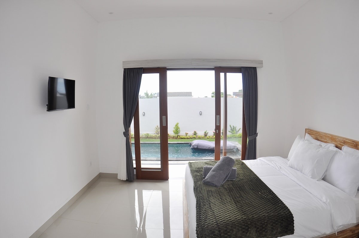 Një krevat luksoz me madhësi mbretërore në një dhomë të projektuar bukur, të pajisur me ajër të kondicionuar, një televizor me ekran të sheshtë dhe një banjë private ngjitur. Dhoma hapet drejtpërdrejt në pishinën e jashtme, duke ofruar një lidhje të përsosur me një përvojë të qetë oazi.