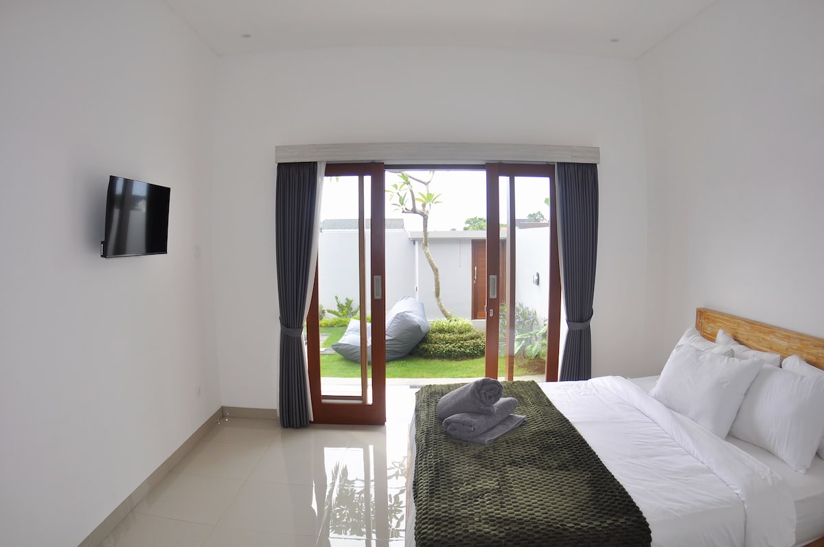 Një krevat luksoz me madhësi mbretërore në një dhomë të projektuar bukur, të pajisur me ajër të kondicionuar, një televizor me ekran të sheshtë dhe një banjë private ngjitur. Dhoma hapet drejtpërdrejt në pishinën e jashtme, duke ofruar një lidhje të përsosur me një përvojë të qetë oazi.