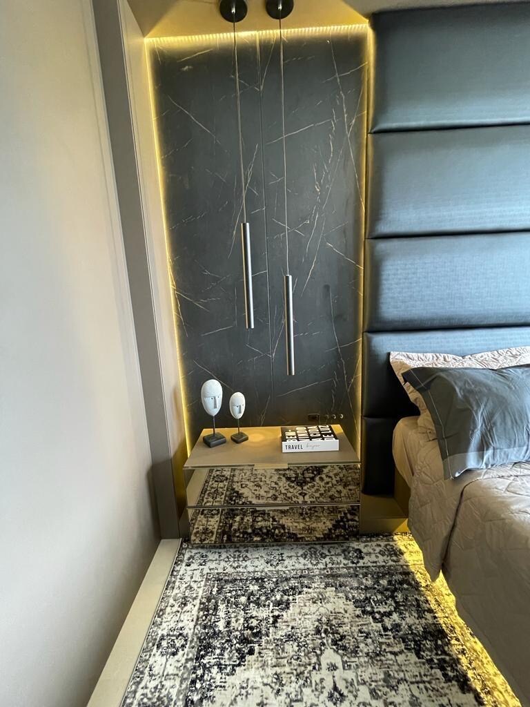 Stort rum med garderob och badrum och havsutsikt 