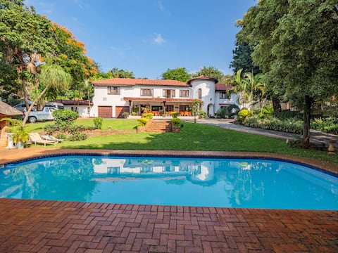 Burleigh Villa 7 Rooms & 6 Bathrooms