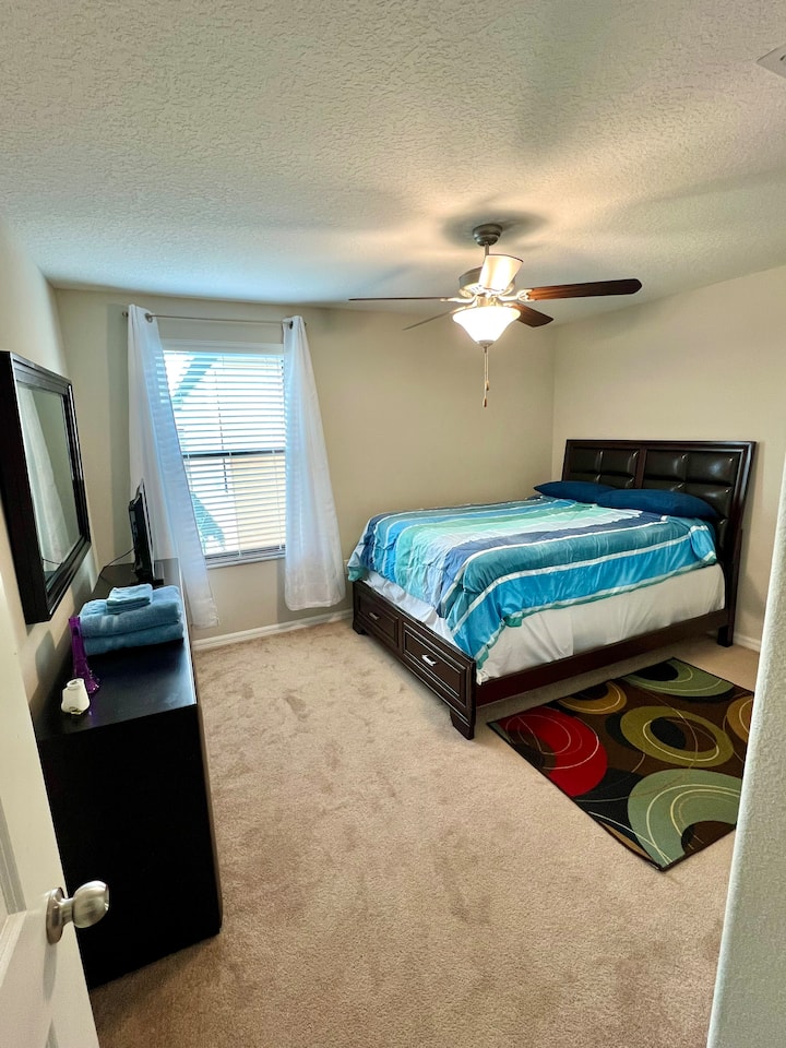 配备电视的舒适双人床。 