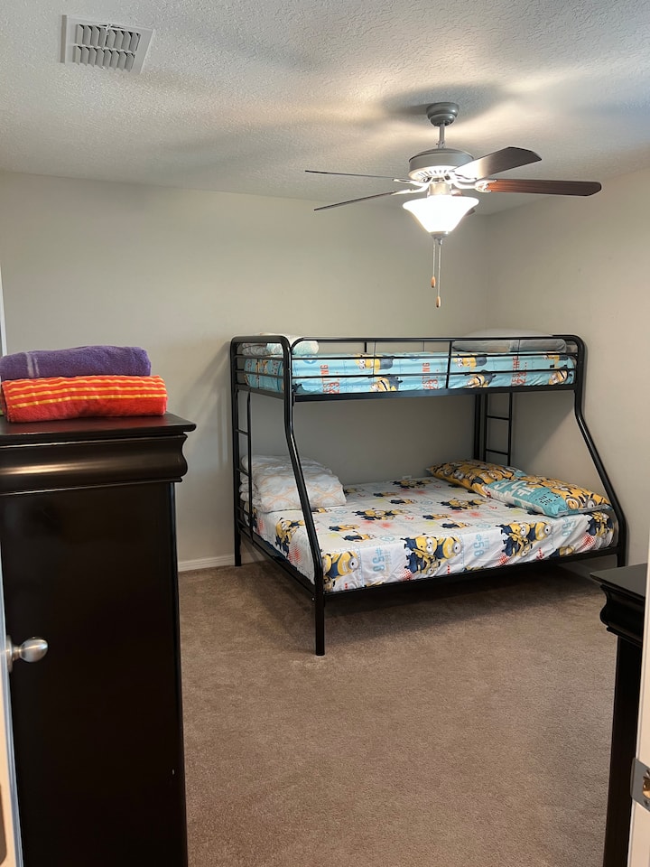 宽敞的全尺寸下铺，配有双层床。