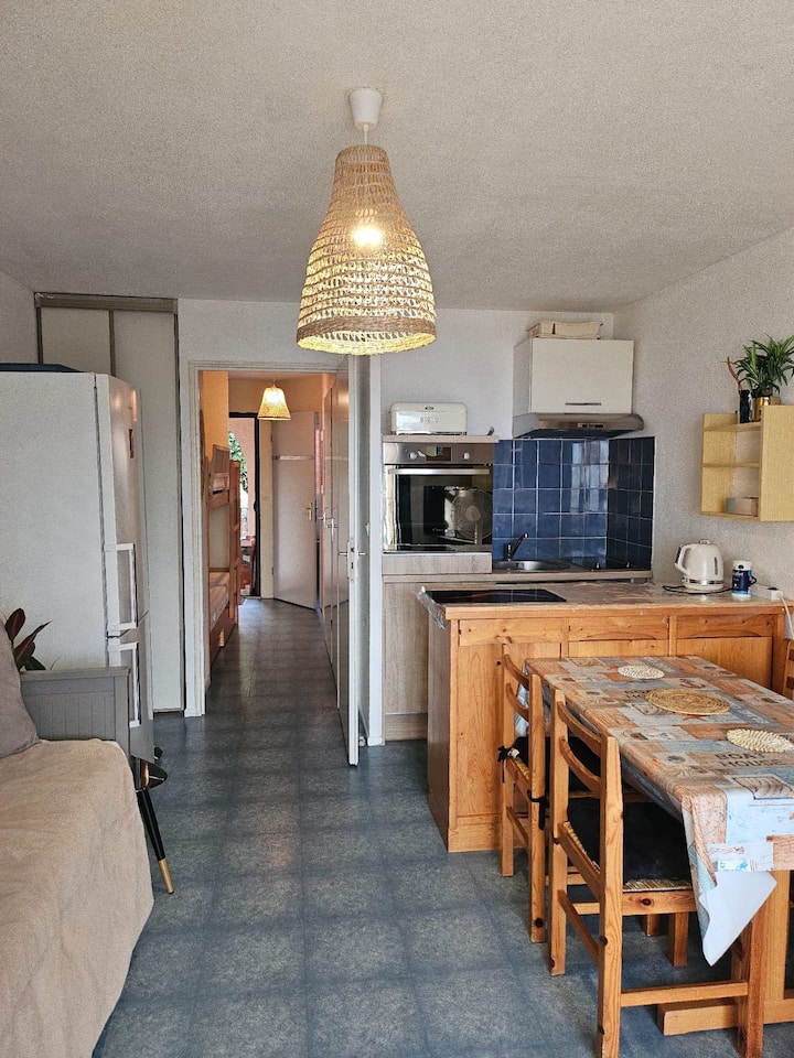 Obývacia izba - vchod do kuchyne - priestor na spanie s výhľadom na apartmán: plne vybavená kuchyňa, vysávač, dvojitá skriňa (vybavenie na údržbu, kuchynský riad, príbory, sklo, taniere, riad), konferenčný stolík, nová chladnička. neprítomný drevený stôl