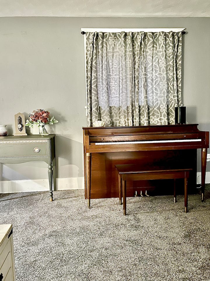 音楽的に才能がありますか？居間で演奏できるピアノ。 