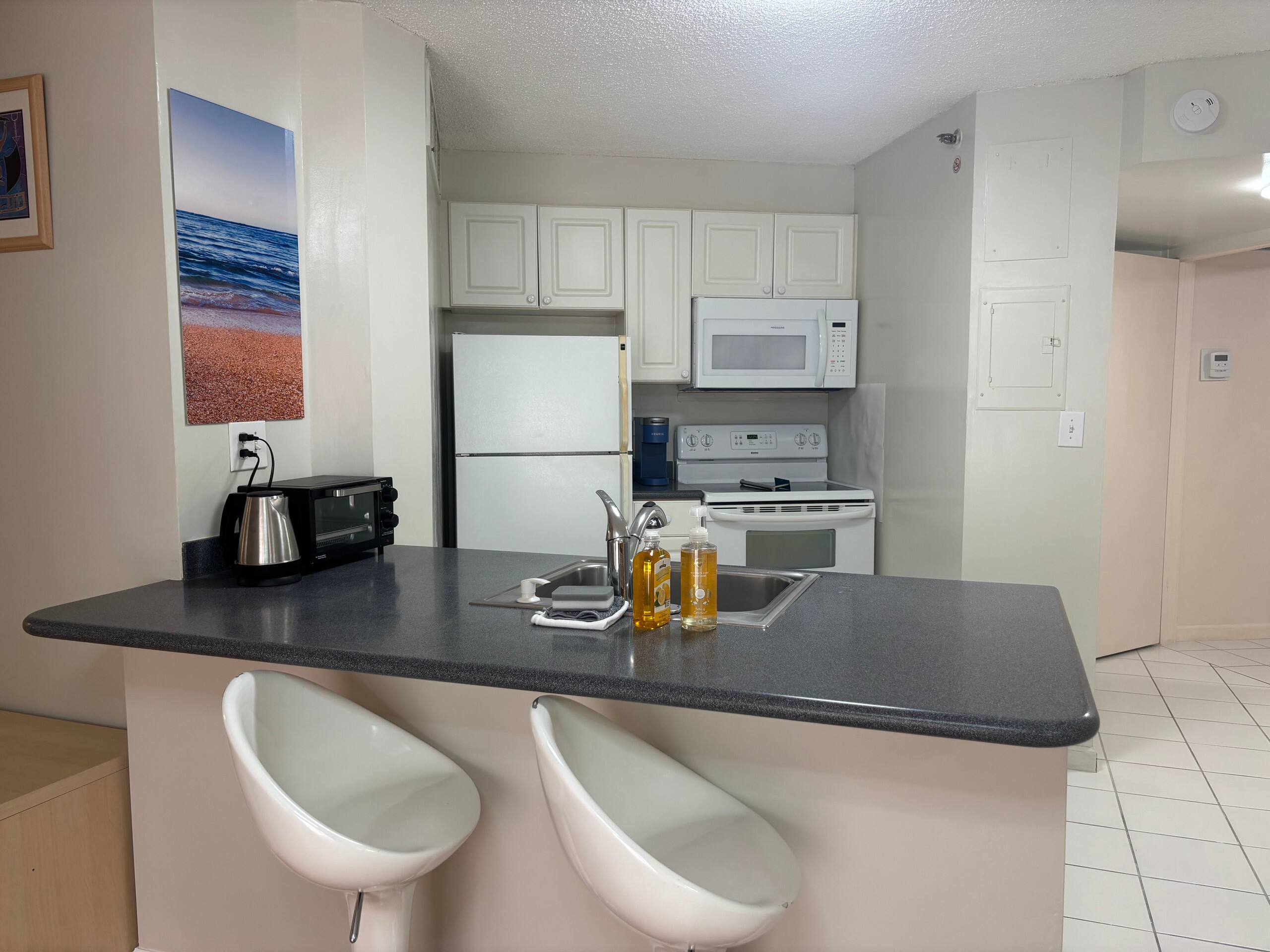 Condo in Honolulu · ★4.69 · 3 bedrooms · 5 beds · 1 private bath - Image 5