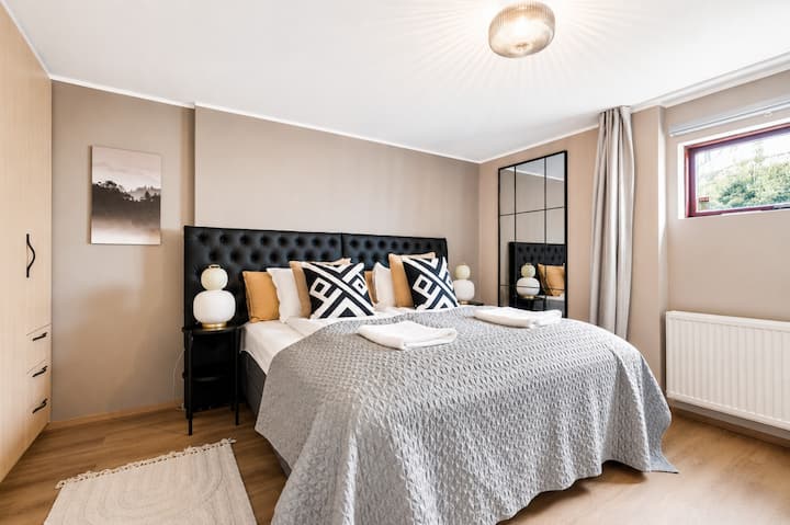 Inviting 2br Haven In The Heart Of The Suburbs - Iceland