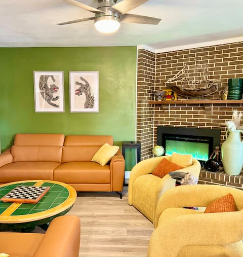 Happy Palette Home: Close to downtown+fenced yard