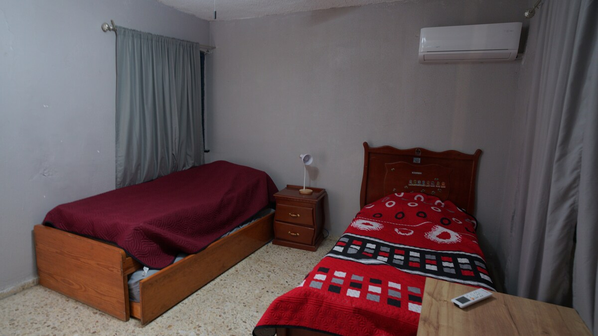 Jedno z jednolôžok je dvojlôžko, druhé sa rozkladá pod ním.