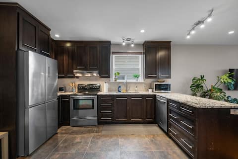 Cozy Downtown 3-Bedroom Apartment by Waterfront