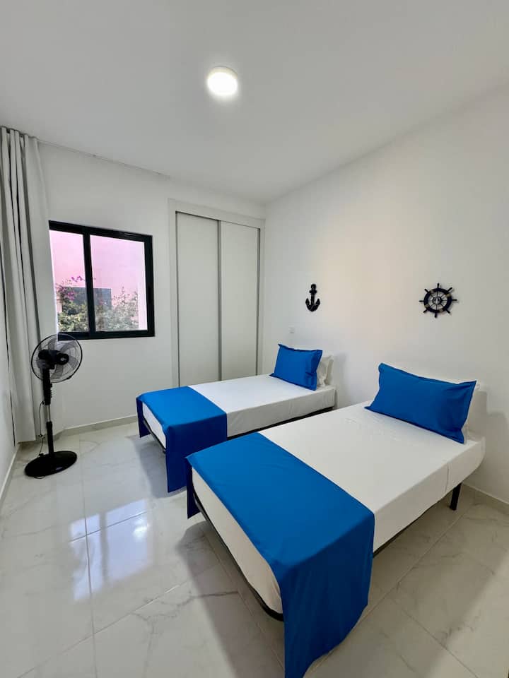 Izba s 2 lôžkami 1,90 m x 90 cm.
Šatník 
Ventilátor 
Cortina, ktorá zatemní miestnosť.