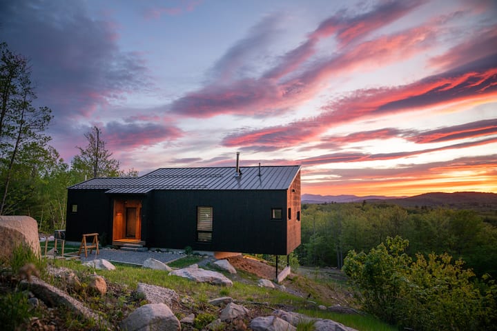 Secluded Cabin: Mountain View, Hot Tub + Fireplace