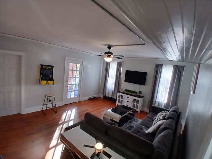 Downtown Asheboro Apartment! - North Carolina Zoo, Asheboro