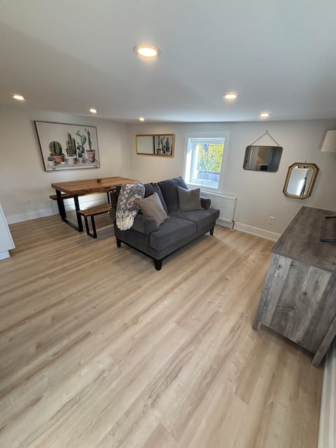 Top performing Airbnb: Comfy private suite with lots of windows and light in Mississauga