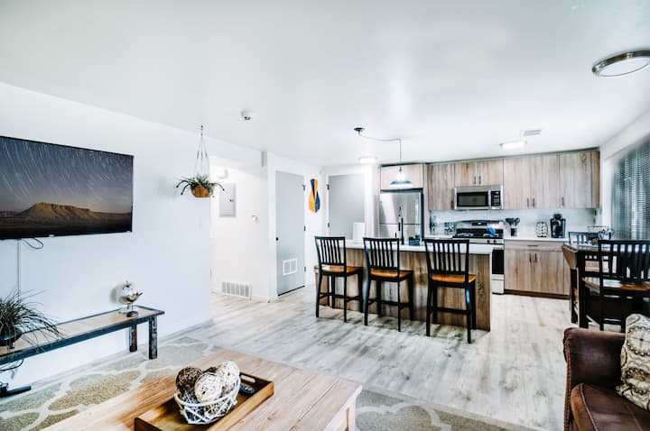 Slc Downtown Peaceful 2bd 1ba Strong Wifi - Salt Lake City, UT