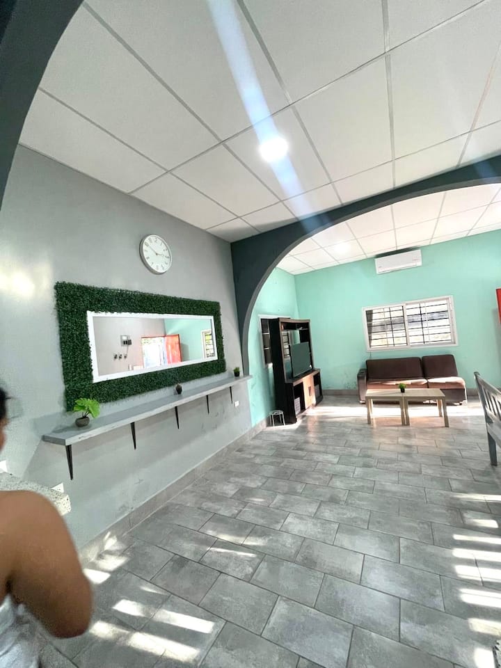 Vista de comedor y sala. 

Pohľad na jedálenský a obývací priestor. 