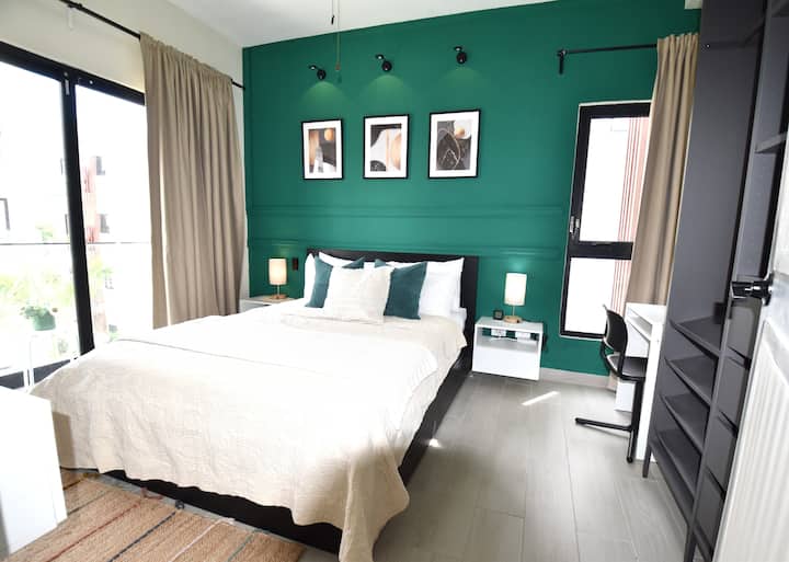 Vista completa de la habitación
¡Dormitorio de diseño clásico con balcón para café y té! 