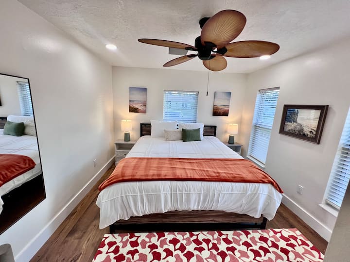 سرير كينج خارج جناح الغسيل. كاملة مع تلفزيون ذكي. توجد وسائد مختلفة لتفضيلاتك في الخزانات. 