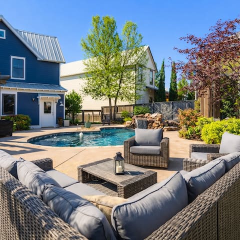 Carlton Landing Southern Farmhouse, Private Pool!