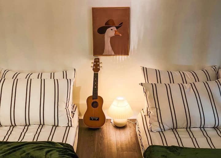 This cozy attic bedroom is located on the third floor of the house and features two comfortable double beds, perfect for accommodating up to four guests. A quiet and charming space ideal for rest, with a unique view from the top of the home.