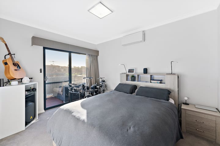 חדר שינה 1 מצויד בחדר אמבטיה צמוד ומרפסת פרטית, מושלם לשקיעות המפורסמות של מערב אוסטרליה!