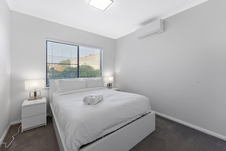 חדר שינה 2 - מיטת קווין סייז ומיזוג אוויר הפוך. נוף לגינה. ארון בגדים מובנה עם מגירות וקולבים. בחדר הזה יש עכשיו גם וילון חסימה לשינה המגיעה לכם!