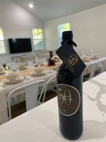 Sleeps 20 in FW Stockyards w HotTub & MiniGolf gallery image 5