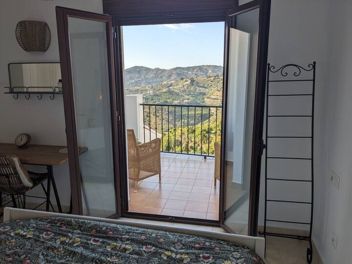 วิวจากเตียงออกไปยังระเบียงแล้วก็หุบเขา 