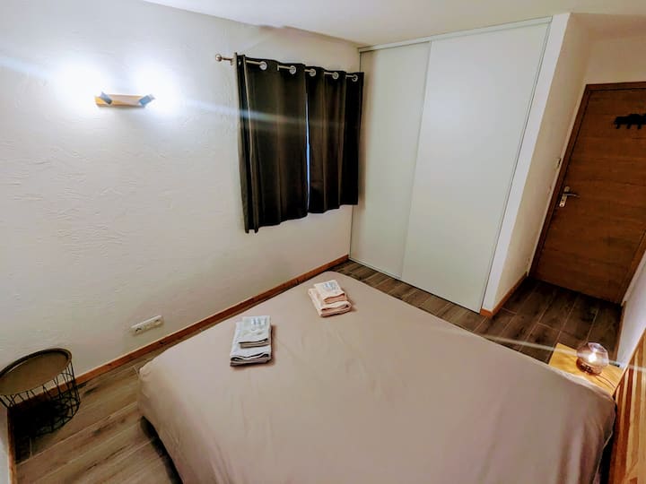 dhomë gjumi me 1 krevat dopio të përgatitur për të të mirëpritur dhe një dritare jashtë.