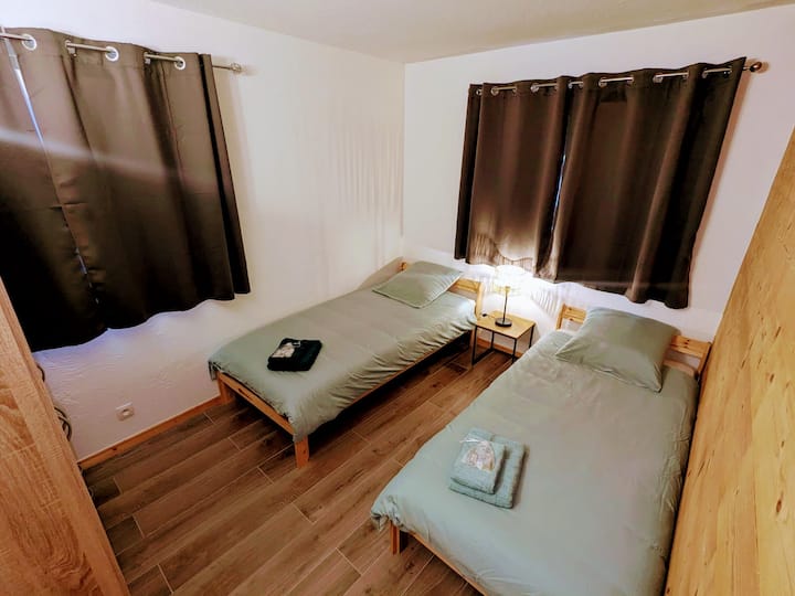 dhomë gjumi me 2 krevate tek dhe një gardërobë.
2 dritare që ofrojnë ventilim dhe ndriçim maksimal.