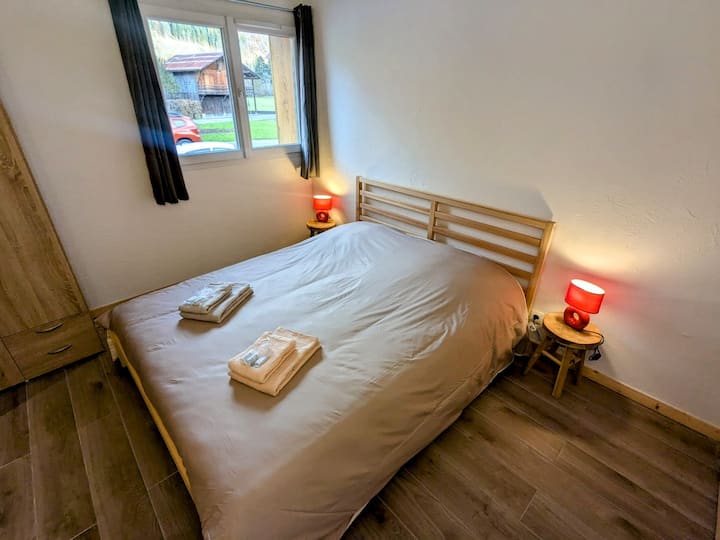 krevat dopio i përgatitur me 1 peshqir të madh dhe një të vogël për person, si dhe një krevat higjienik të mirëpritur.