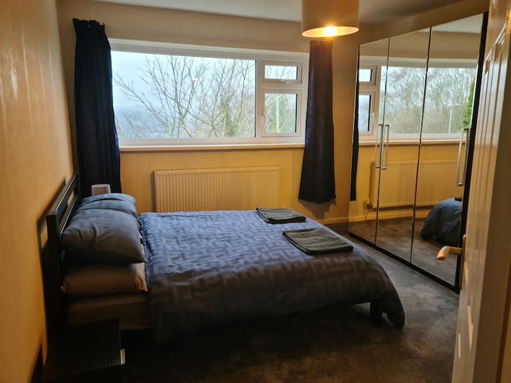 Има достатъчно място вдясно за детско креватче (предоставя се при поискване).