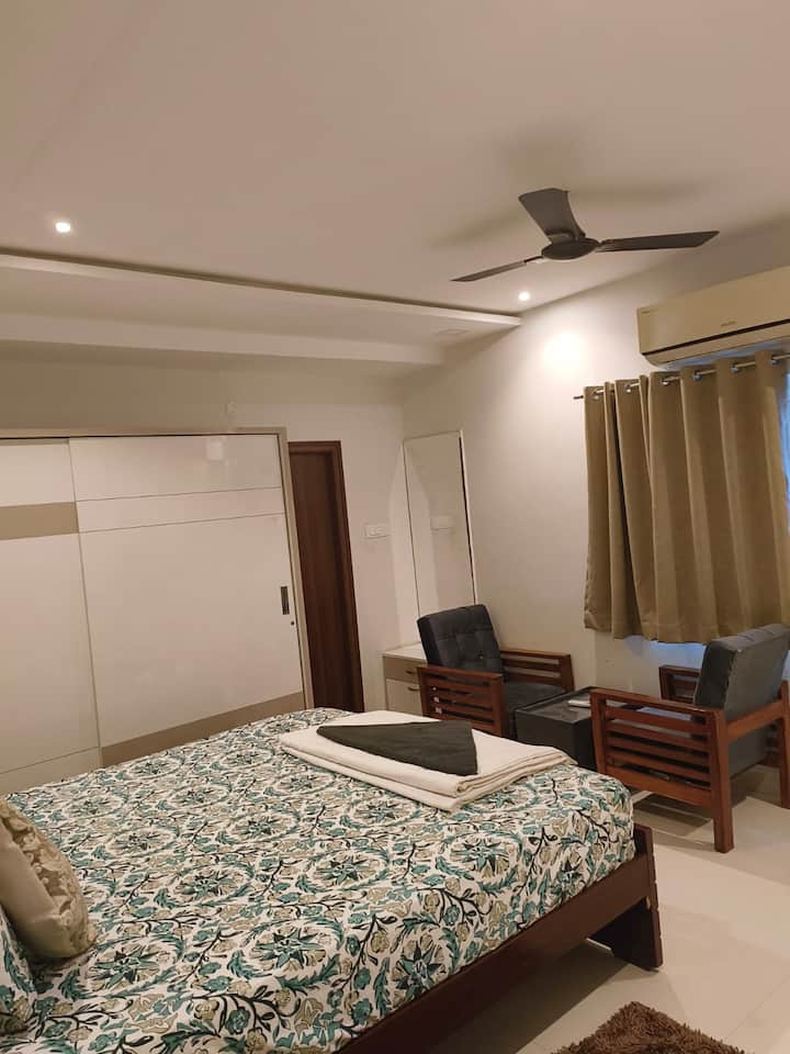 "ห้องนอนกว้างขวางพร้อมเตียงคิงไซส์หรูหราโต๊ะทำงานและเก้าอี้ที่เก็บของกว้างขวางและเครื่องปรับอากาศแบบแยกส่วนที่ทรงพลังเพื่อความสะดวกสบายตลอดทั้งปี"