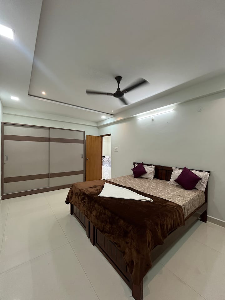 "ห้องนอนกว้างขวางพร้อมเตียงคิงไซส์หรูหราโต๊ะทำงานและเก้าอี้ที่เก็บของกว้างขวางและเครื่องปรับอากาศแบบแยกส่วนที่ทรงพลังเพื่อความสะดวกสบายตลอดทั้งปี"
