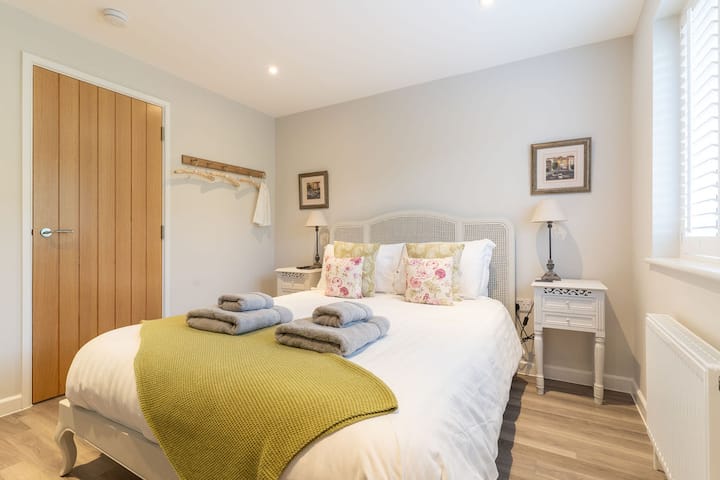 Camera da letto 1: per ogni prenotazione i nostri letti sono completamente preparati con lenzuola e asciugamani freschi di buona qualità per ogni ospite. Questo è tutto incluso nel prezzo che paghi. 

Ogni camera ha un asciugacapelli.

La camera da letto 1 ha un bagno completo con doccia elettrica. 
